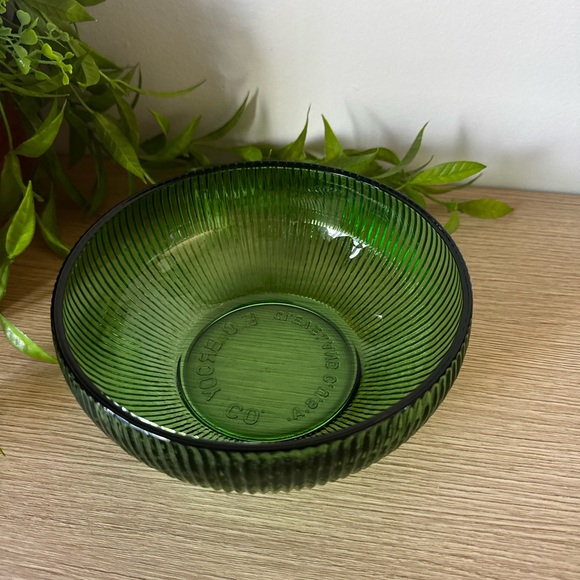 Emerald Ribbed Glass Bowl - Picture 2 of 5